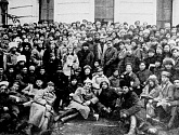Ленин, Ворошилов и Троцкий с армейскими делегатами Х съезда РКП(б) в Кремле. Март 1921